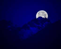 月与山