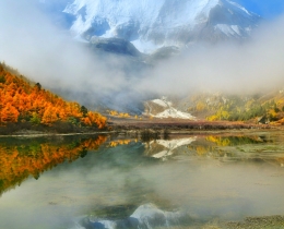 雾中雪山