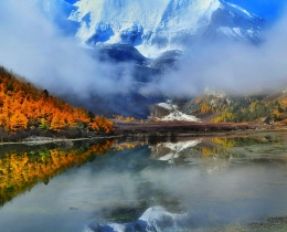 雪山湖泊
