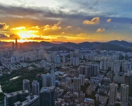 俯瞰夕阳下的深圳