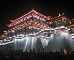 屹