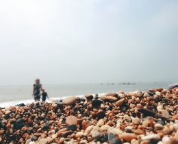 海滨踏浪