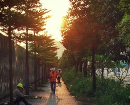 夕阳下建设者