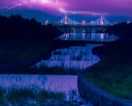 雷雨下的大桥