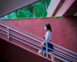 准备穿超的少女