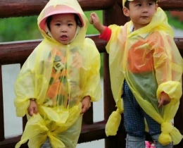 雨中二小孩