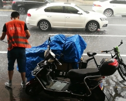 雨中的送饭员