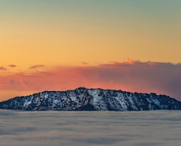 日出雪山