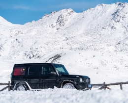 雪山下的越野车