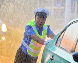 雨中的交警