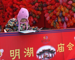 逛庙会的小读者