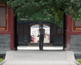 给恭王府拍照的女人