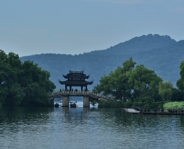 远山近桥