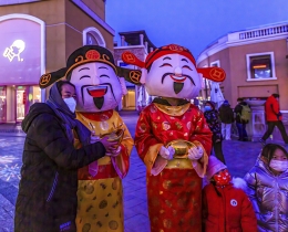与财神合影